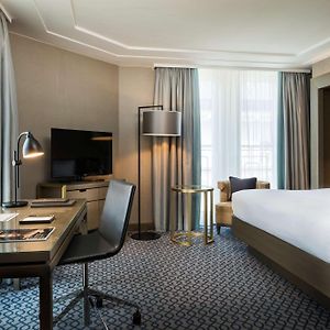 Camera con letto king size d'angolo
